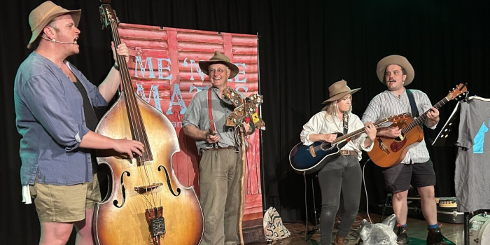 Image for Me 'N Me Mates: Australia Songs & Yarns